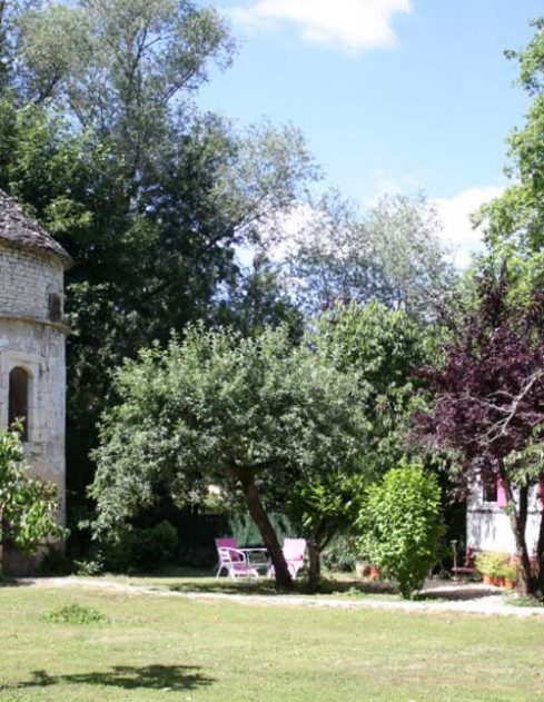 La roulotte du Serein vue du jardin